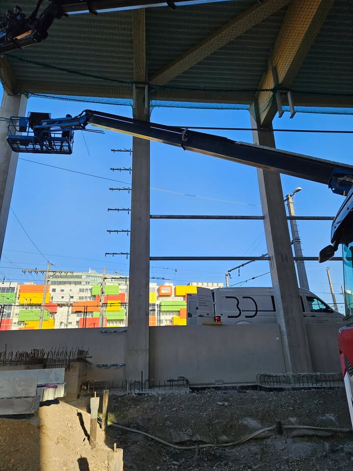 🏗️ Herausforderung angenommen! Dachentwässerung auf einer Großbaustelle – und wir können ausschließlich auf Beton befestigen.…